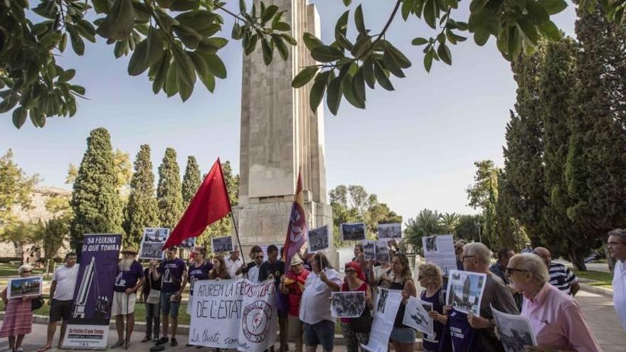 Sa Feixina Sí se Tomba festejó el martes la desprotección del monumento de origen franquista .