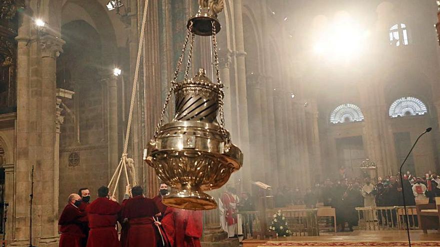 El botafumeiro en acción en la catedral de Santiago de Compostela en la Traslación del Apóstol.