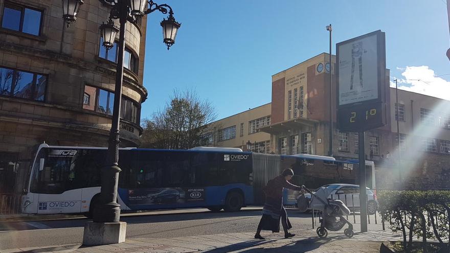 Un termómetro en Oviedo marca los 21 grados este mediodía.