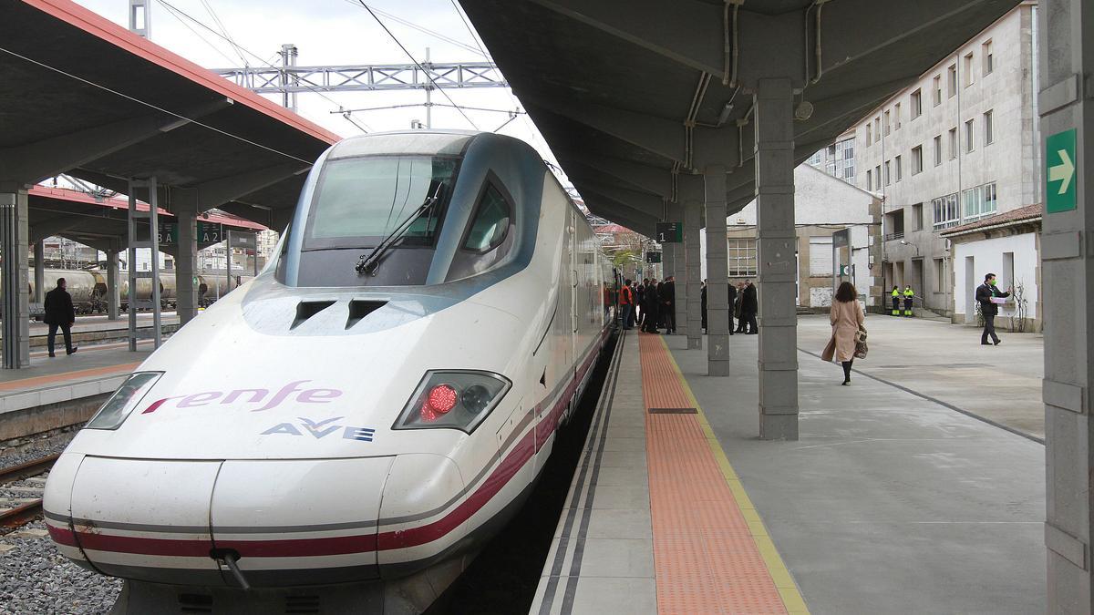 ACTO OFICIAL EN LA ESTACION DE TREN DE OURENSE DEL TRAYECTO INAUGURAL DE LA LINEA DE ALTA VELOCIDAD ( LAV ) MADRID-GALICIA.