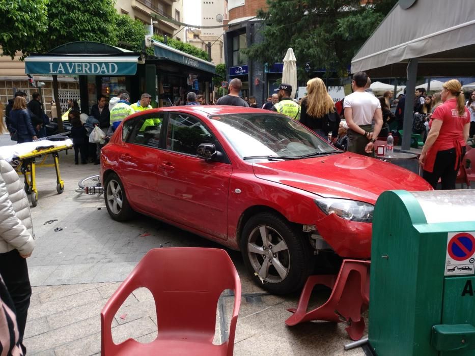 Un coche se estrella en las terrazas de Plaza Cetina