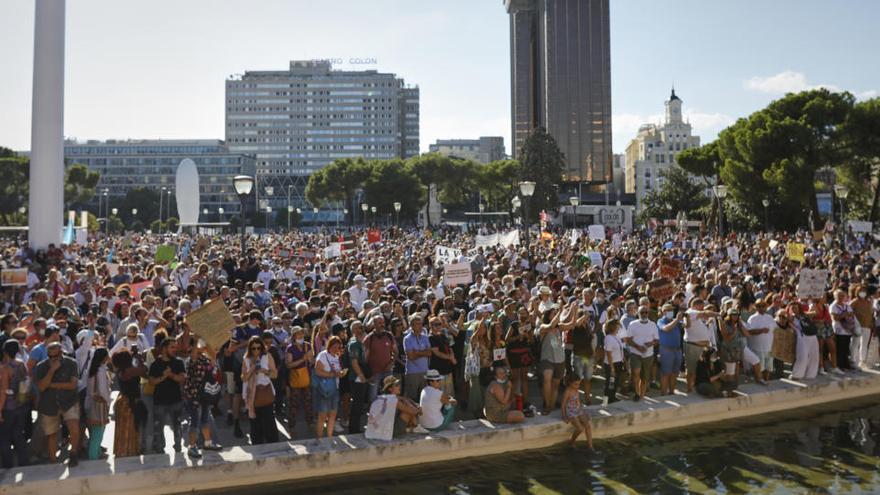 Miguel Bosé, gran absent en la protesta antimascaretes que ell mateix va promoure