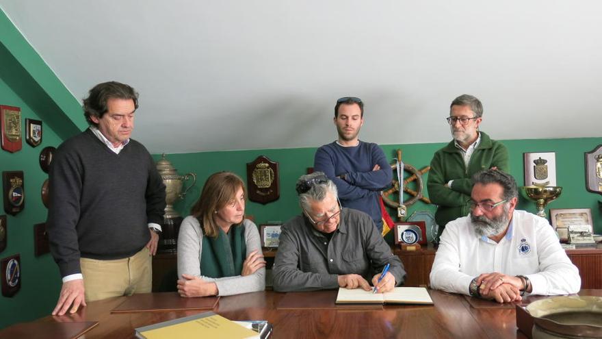 Nino Shmueli firmando en el libro de honor de la Federacíón.