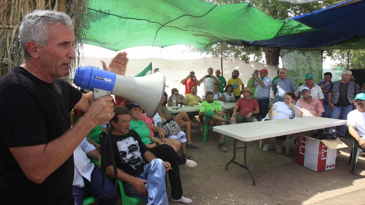 El dirigente del SAT Diego Cañamero se dirige a los jornaleros que han ocupado la finca 'Las Turquillas', el miércoles, en Osuna (Sevilla).