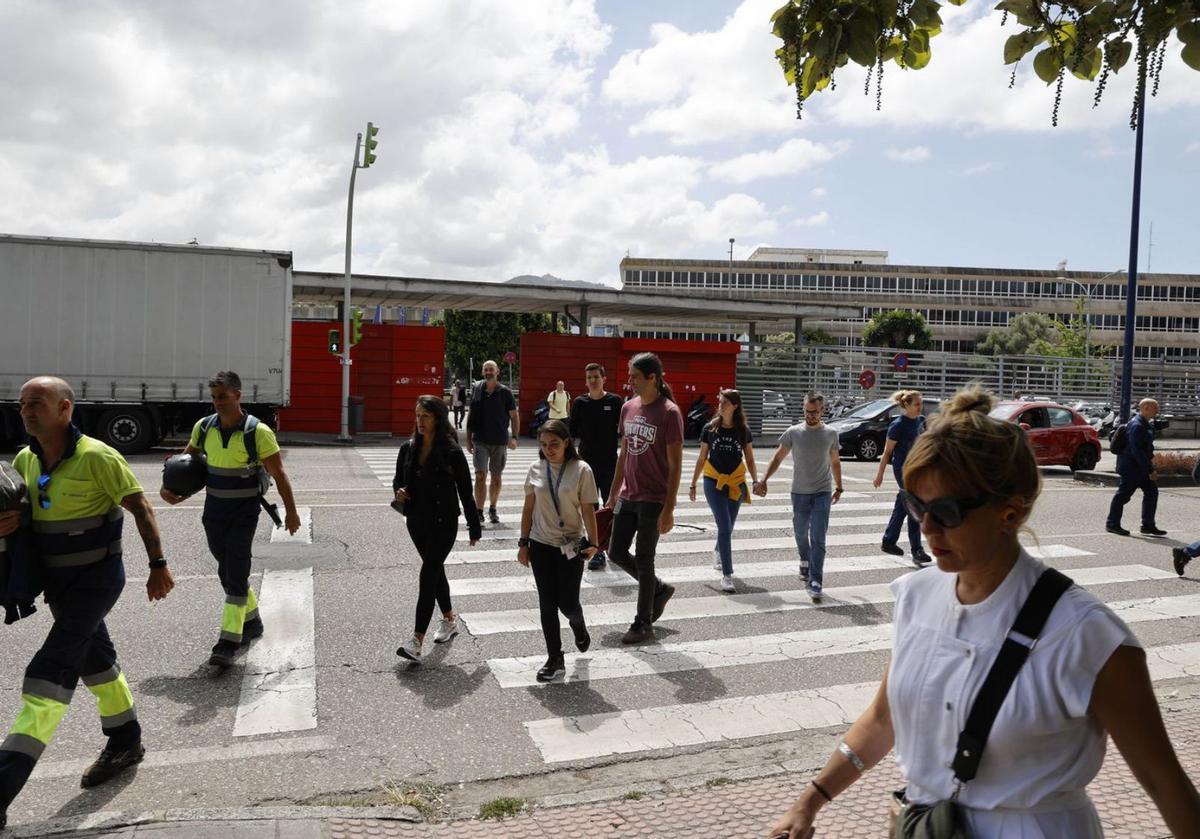 Parte de los trabajadores de Stellantis Vigo, ayer, durante el cambio de turno. Marta G. Brea