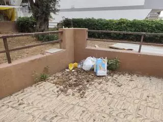 Tras diez días sin limpiarse en un barrio de Ibiza, un vómito acaba con la paciencia de los vecinos: "No se puede estar así"