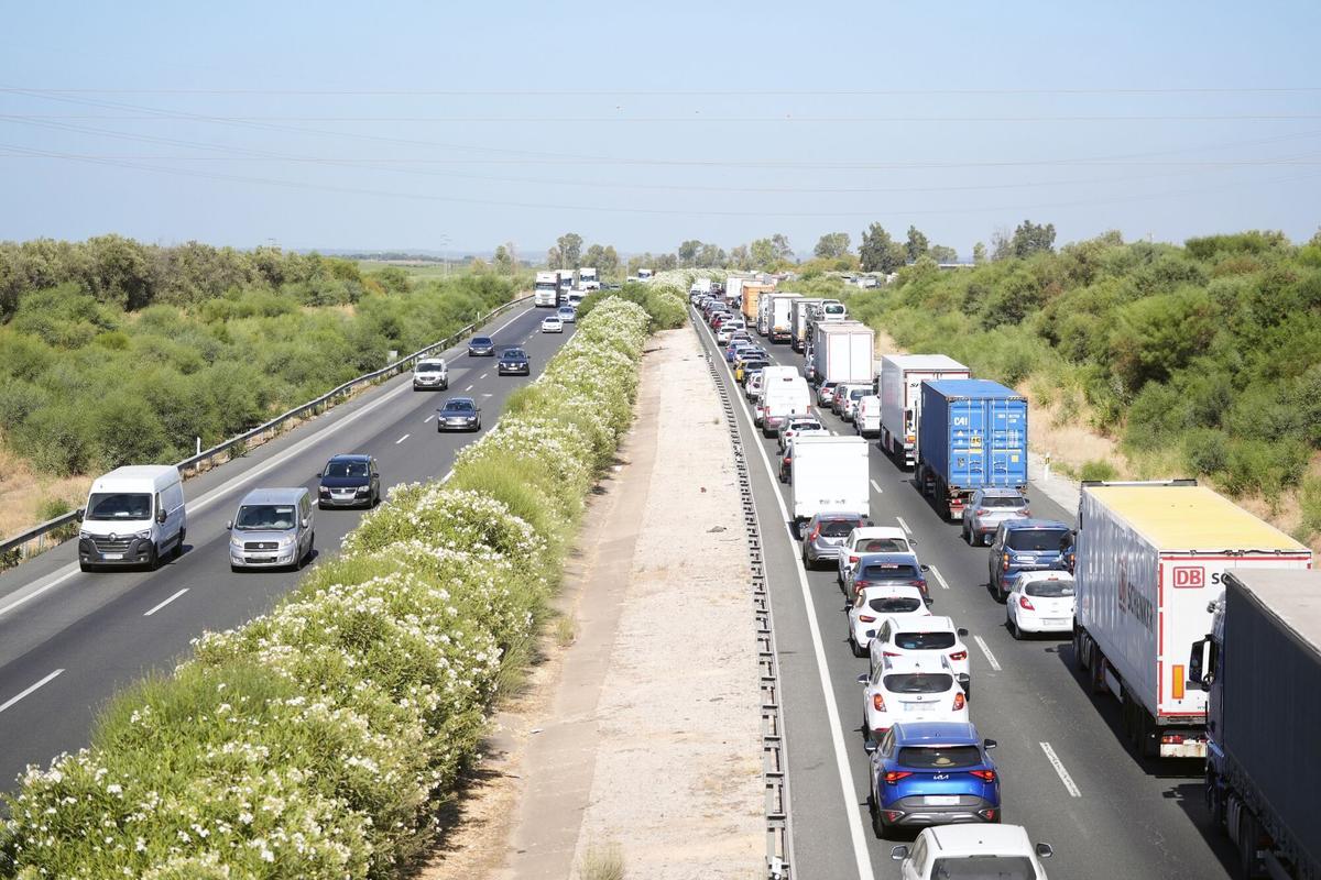 13/07/2026 Retenciones a la altura de Dos Hermanas (Sevilla) provocadas por un accidente de tráfico: A 13 de julio de 2026 en Dos Hermanas, Sevilla (Andalucía, España). Un accidente entre un camión y varios turismos en la A-4 ha provocado el corte de la circulación sentido Sevilla a la altura de Dos Hermanas, de manera que el tráfico ha sido desviado hacia la AP-4. El accidente se ha producido a las 9,20 horas de este lunes y hasta el lugar se han desplazado servicios de emergencias, quienes han confirmado que no había personas atrapadas en el suceso. SOCIEDAD Joaquín Corchero - Europa Press
