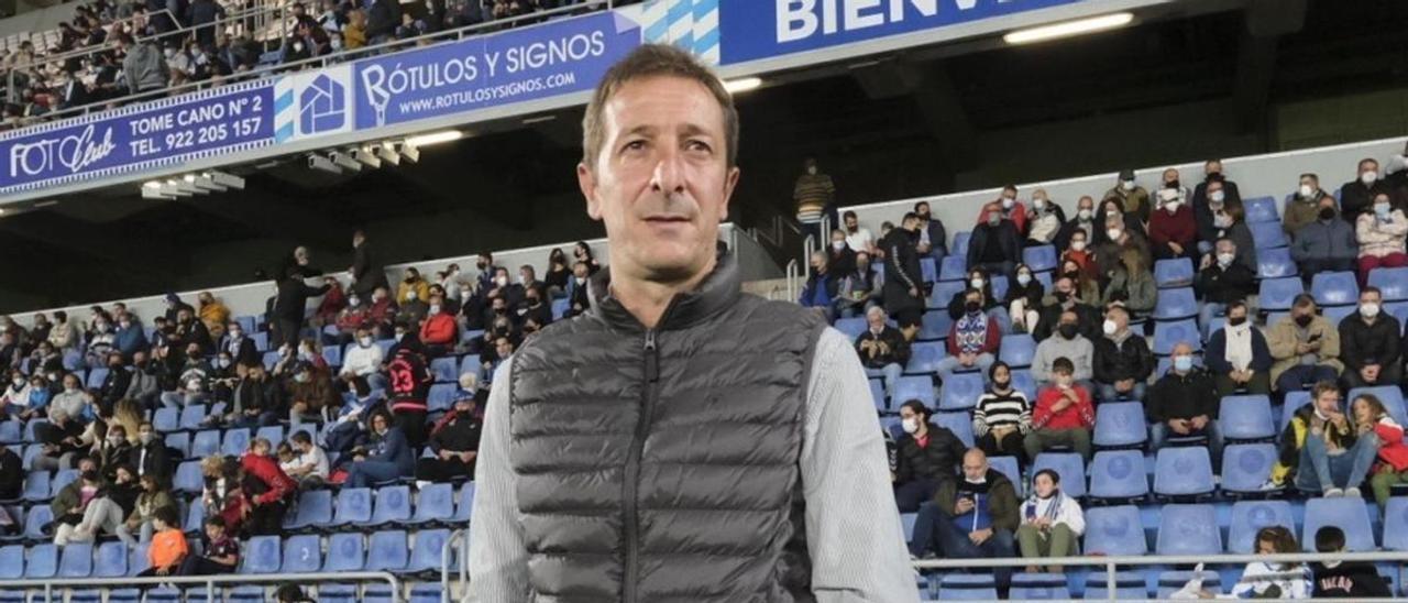 Luis Miguel Ramis, con el banquillo blanquiazul y la grada de Tribuna en segundo plano .