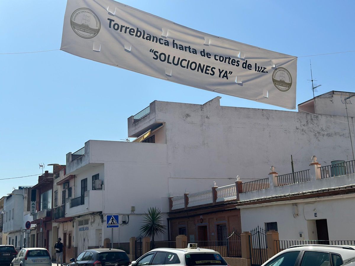 Cartel de denuncia sobre los apagones que se sufren en Torreblanca.