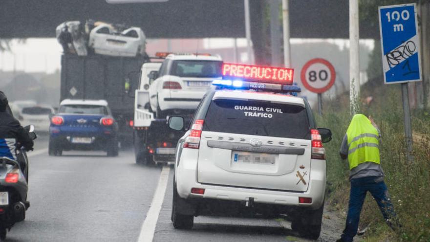 Un coche vuelca en Alfonso Molina, a la altura de Palavea, por la lluvia