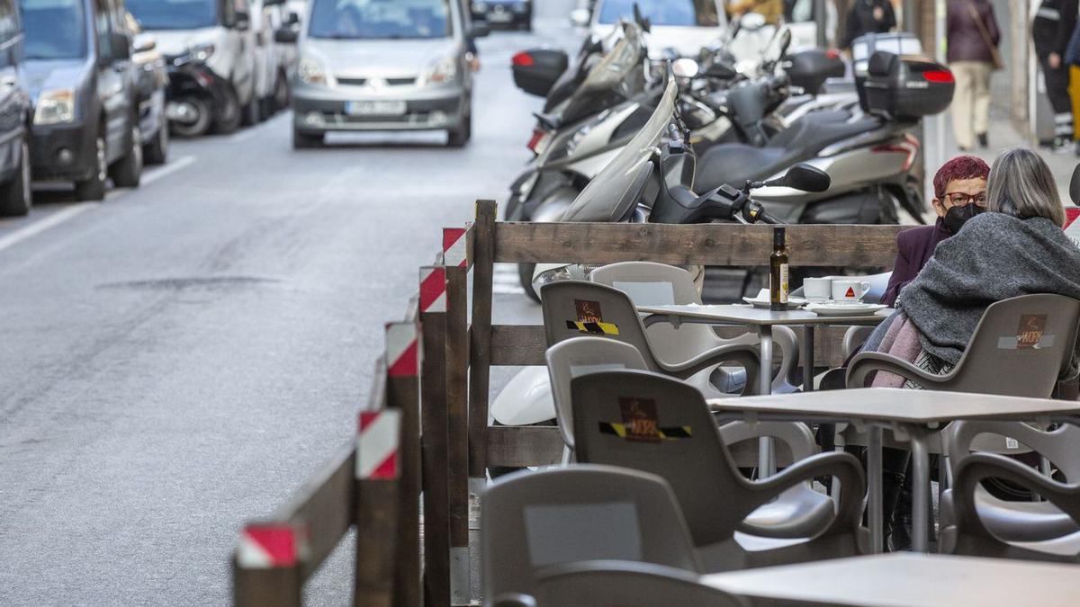 Una terraza situada en zona de aparcamiento limitado, en una céntrica calle de Alicante.  | ALEX DOMÍNGUEZ