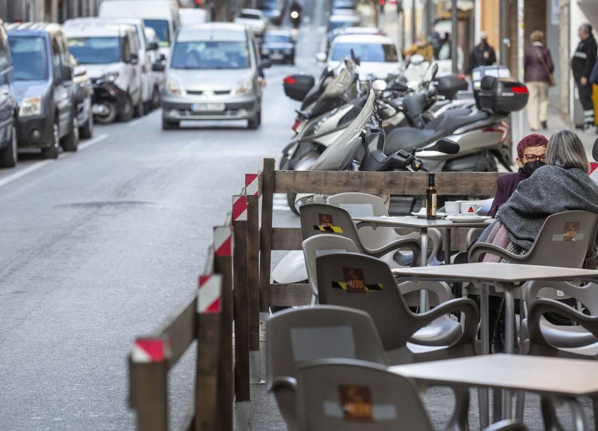 Una terraza situada en zona de aparcamiento limitado, en una céntrica calle de Alicante.  | ALEX DOMÍNGUEZ