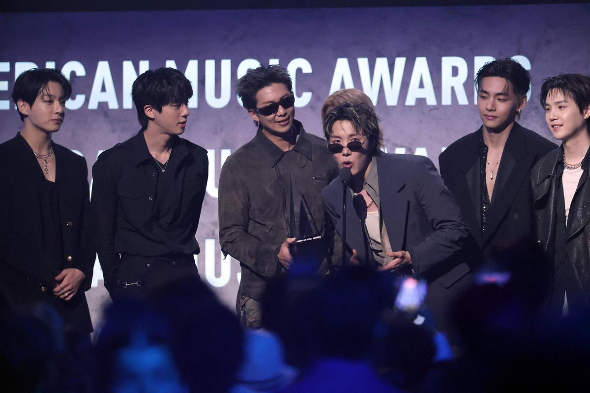 BTS acepta el premio al Artista del año durante las American Music Awards  en  mayo
