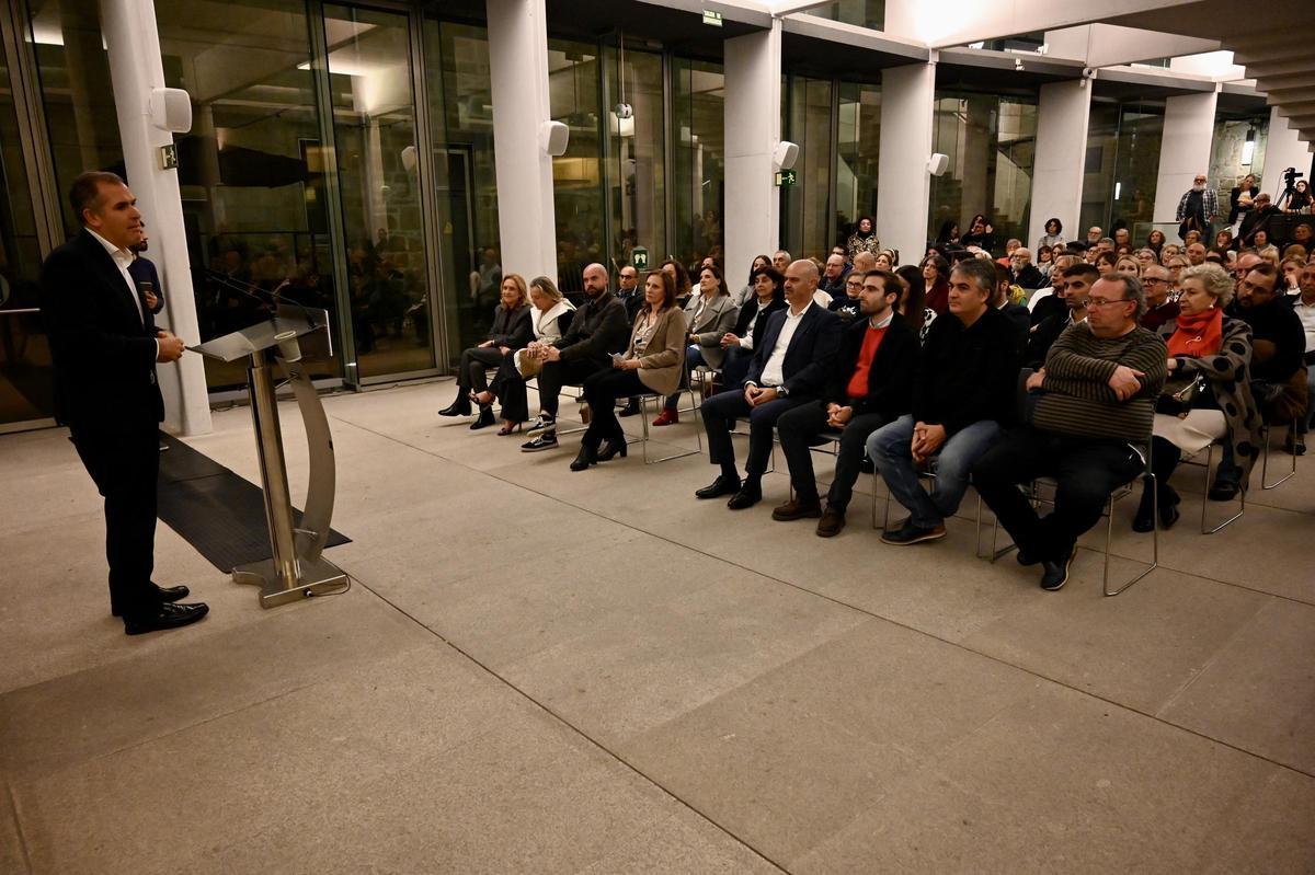 La inauguración de la exposición "José Benito Otero Baena. Un pintor sen pinceis"