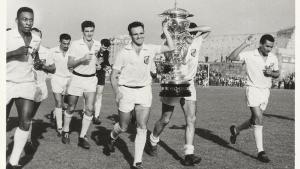 Pelé, a la izquierda, da la vuelta de honor en Riazor tras ganar el Teresa Herrera de 1959. 