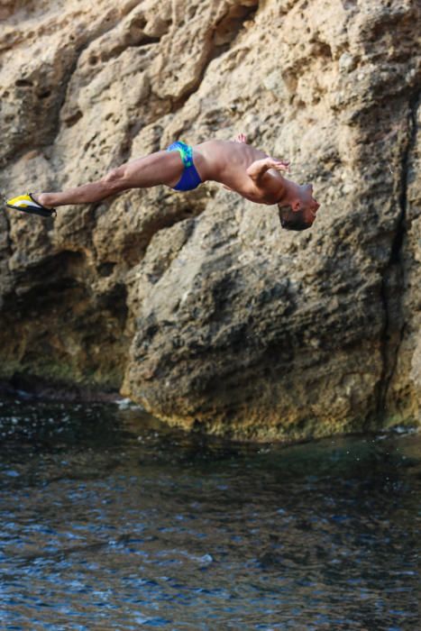 El saltador olímpico y de ´cliff diving´ Blake Aldridge, que está en Ibiza para dar unas clases de salto, habla de este deporte y de las medidas de seguridad.
