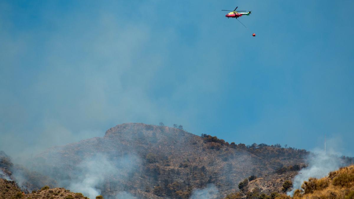 Un helicóptero combate el fuego del incendio de Granada.