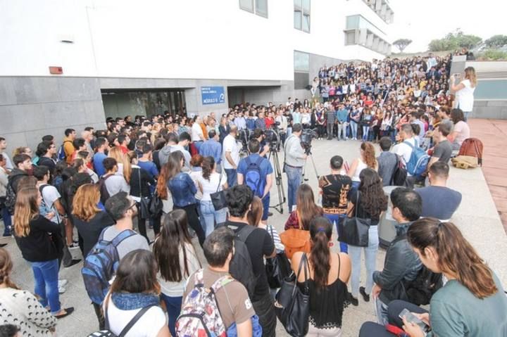 MINUTO SILENCIO ALUMNA ASESINADA