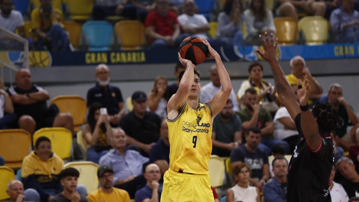 Brussino lanza de tres amnte la defensa de Felicio en el Gran Canaria-Granada.