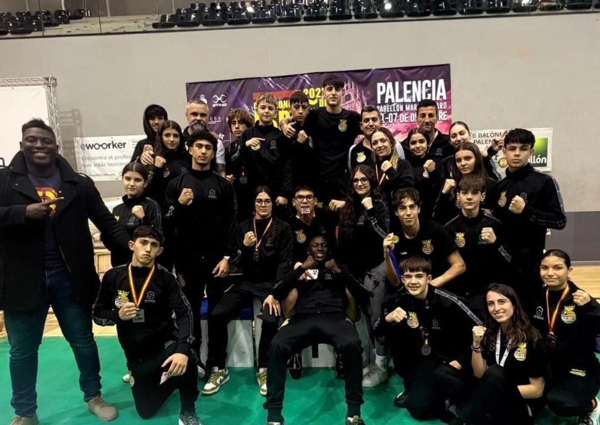 Los púgiles de Baleares posan con sus medallas en el Nacional de Palencia