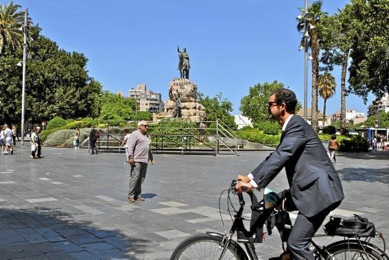 Wegkreuz, Treffpunkt, Schlafgelegenheit, Tanzparkett: Die Plaça d'Espanya ist das Herz Palmas. Ein Tag auf einem Platz im Wandel.