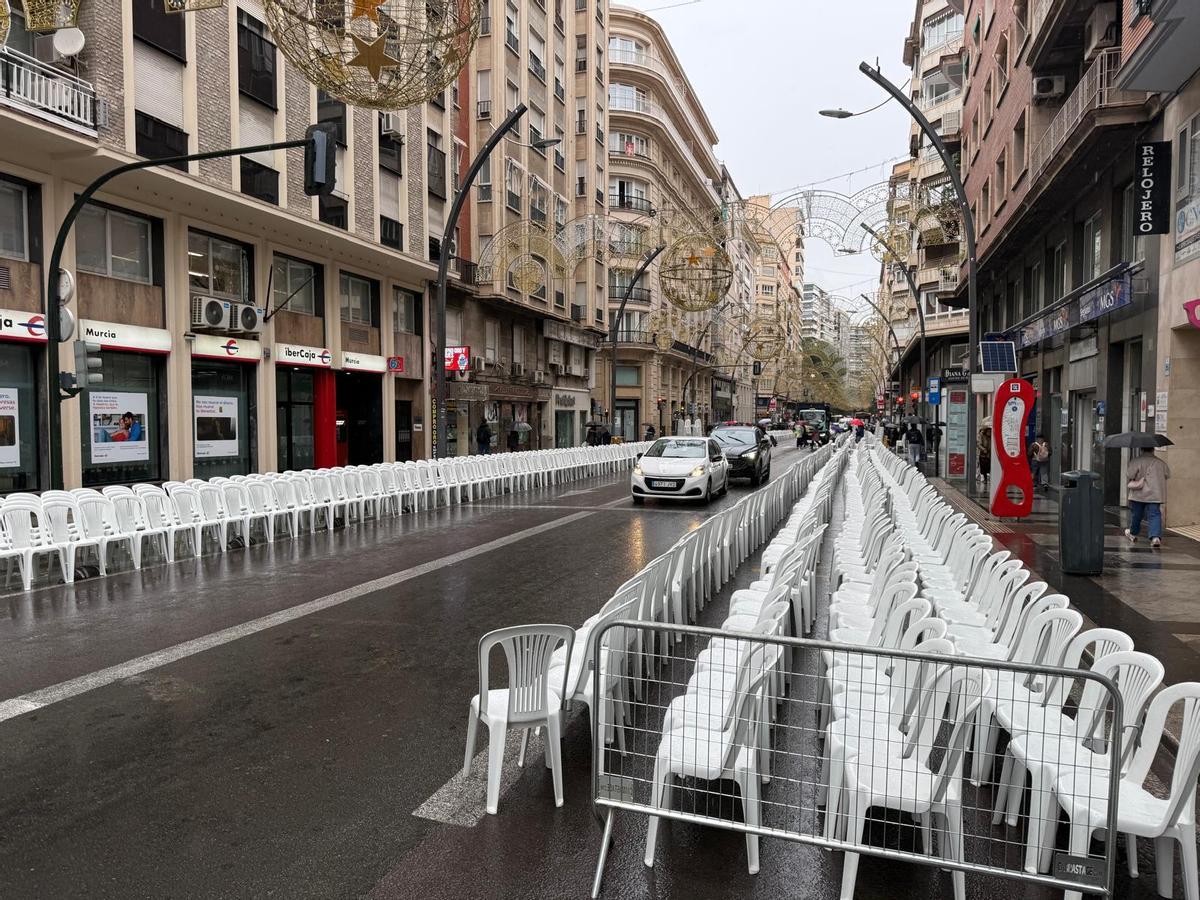 Las sillas ya están dispuestas a lo largo del recorrido de la Gran Cabalgata de Reyes de Murcia.