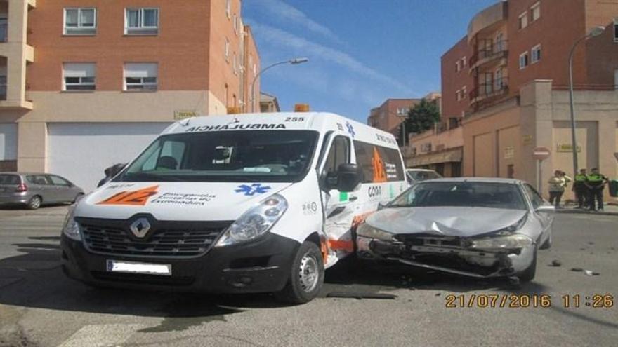 Dos pacientes de una ambulancia resultan heridos tras chocar con un turismo en Badajoz