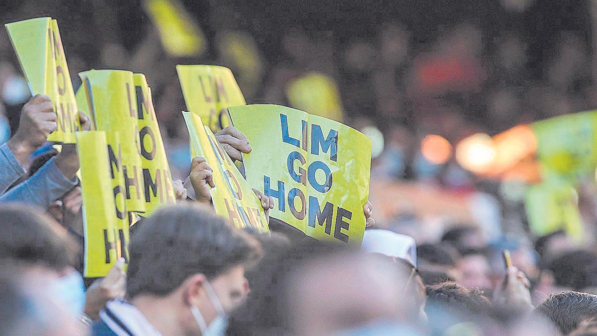 La afición protestó contra la propiedad del Valencia CF sin dejar nunca de animar a su equipo.