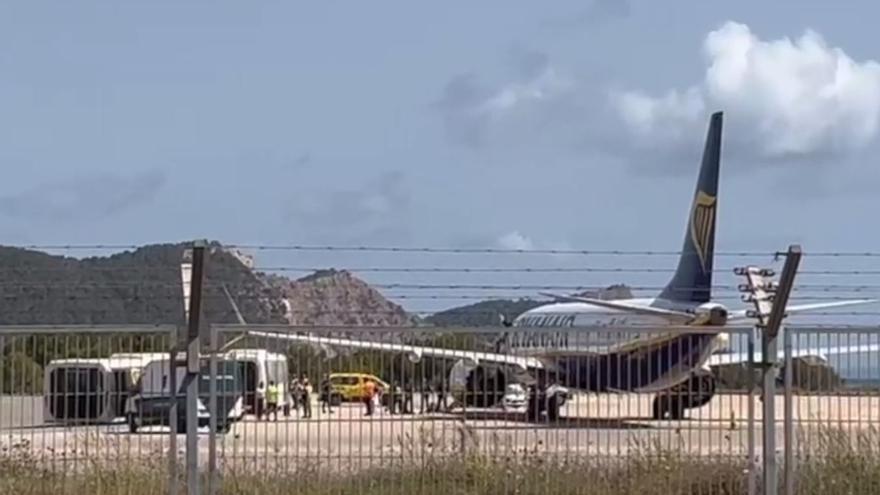 El aeropuerto de Ibiza vuelve a abrir al tráfico tras más de una hora paralizado por una amenaza de bomba
