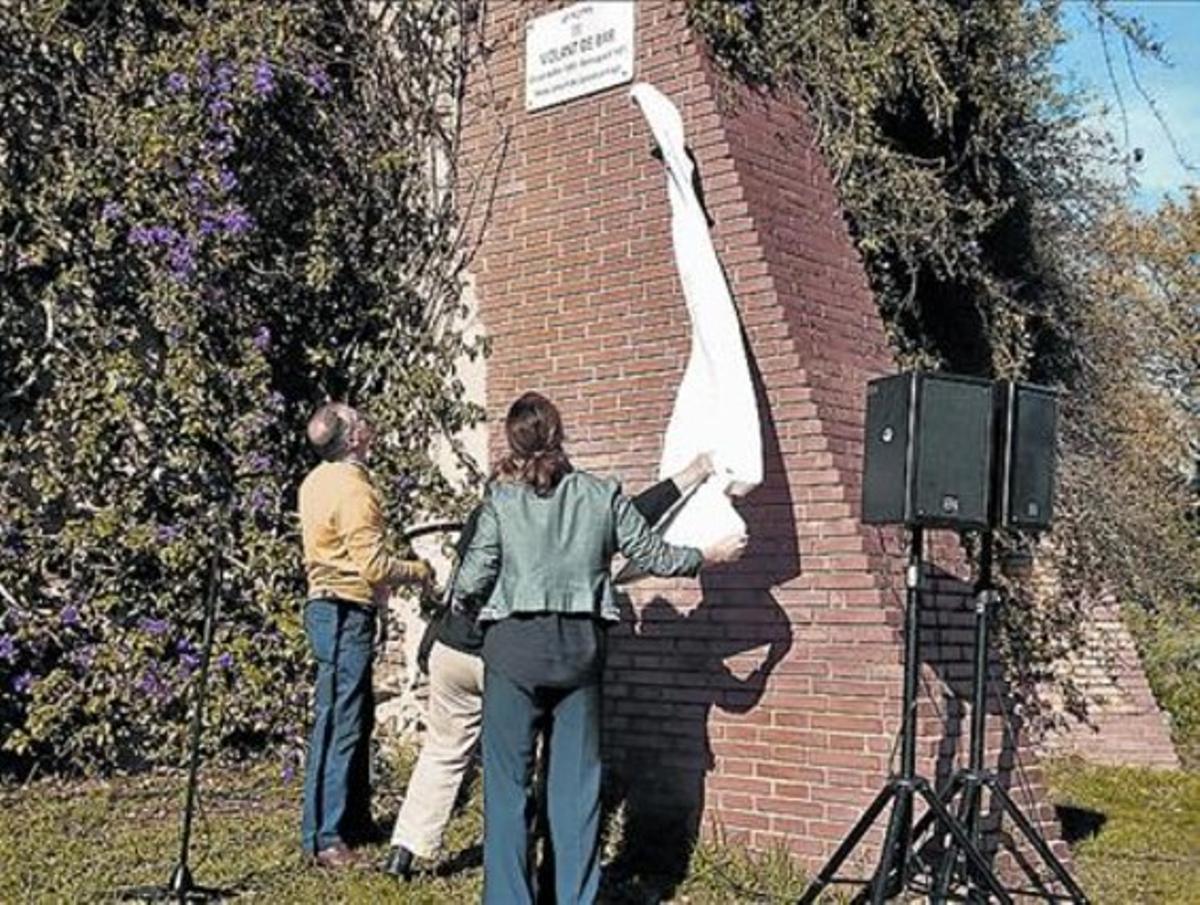Vila (d’esquena) i Burgos (davant) descobreixen la placa de Violant de Bar.