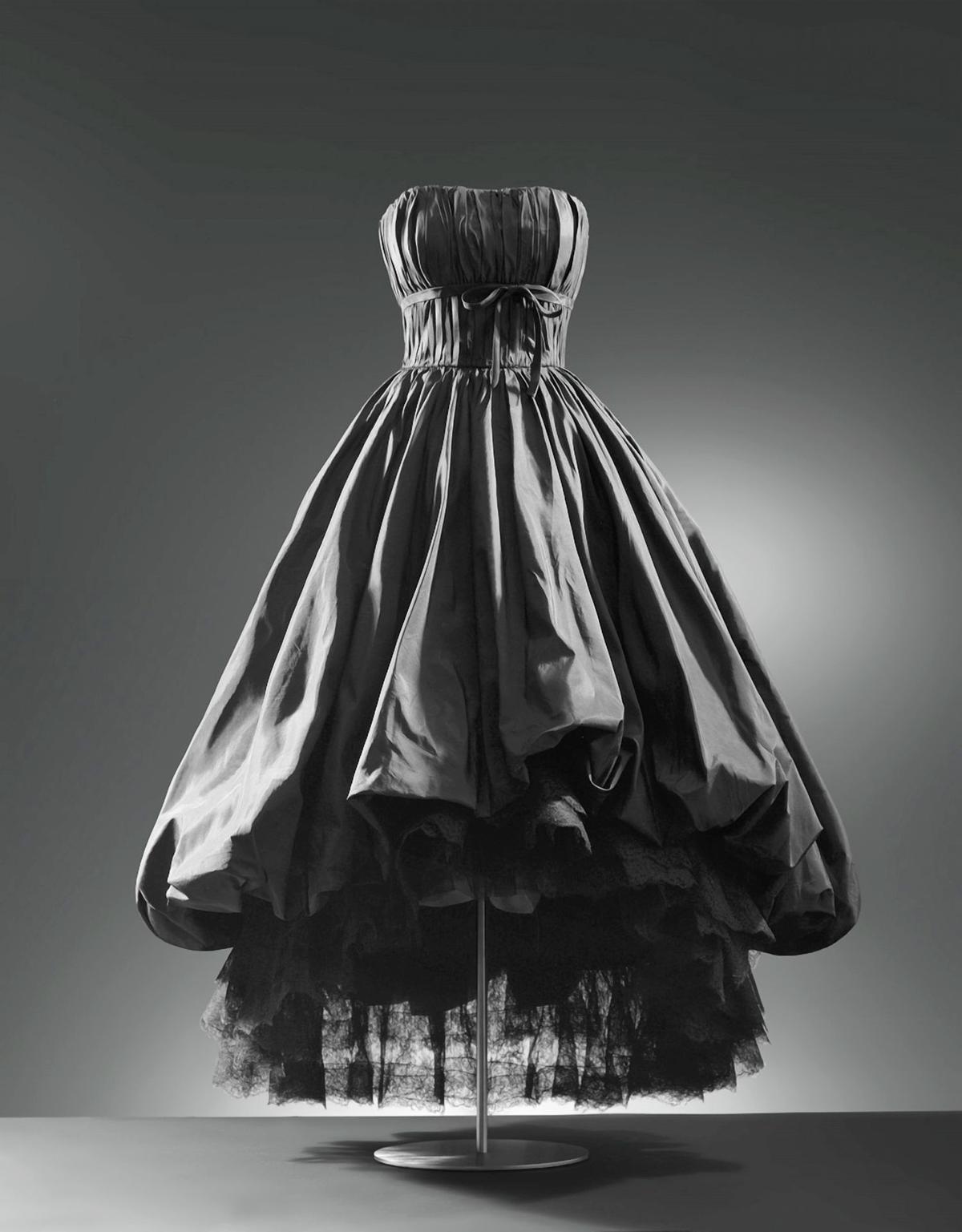 Vestido con falda globo prensentado con el número 130 de la colección de otoño de 1952 de Balenciaga.
