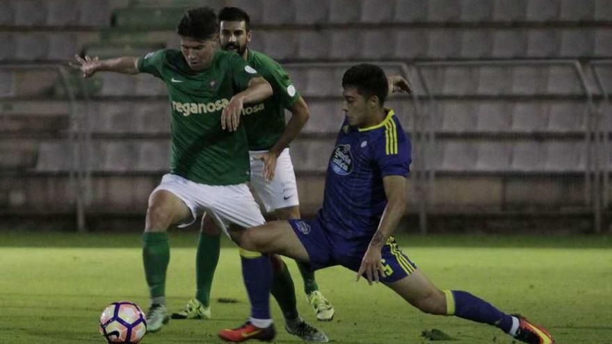 Álvaro Lemos disputa un balón a un rival durante el choque de ayer en A Malata. // Jorge Meis (Diario de Ferrol)