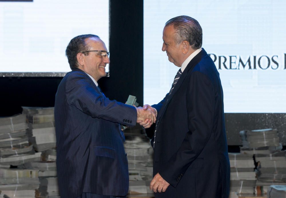 El presidente de Pamesa, Fernando Roig, recibió el Premio de Economía de las manos de Javier Moll, presidente de EPI.