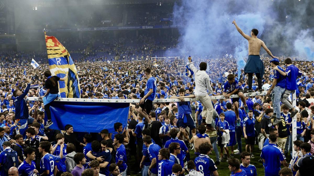 EN IMÁGENES: Así se vivió en el Carlos Tartiere la noche del ascenso del Oviedo a Primera División 24 años después
