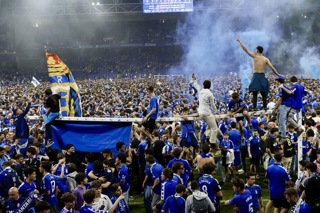 EN IMÁGENES: Así se vivió en el Carlos Tartiere la noche del ascenso del Oviedo a Primera División 24 años después