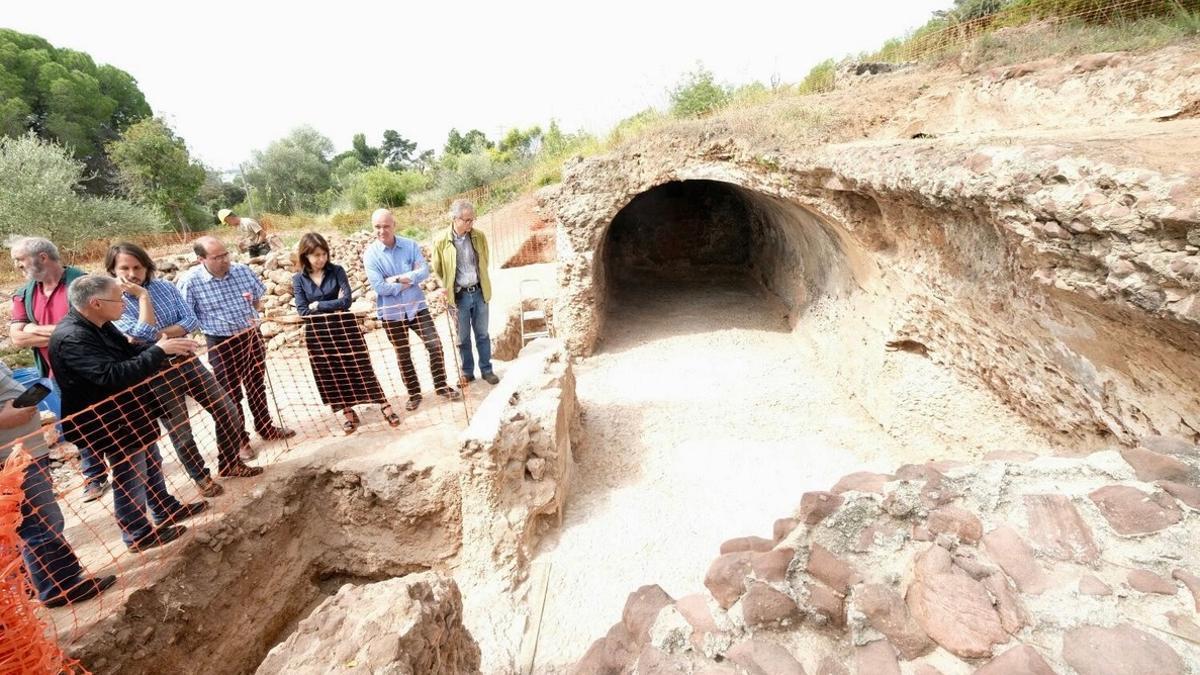 Miembros de la Diputació de Barcelona y la alcaldesa de Gavà visitan la cisterna romana de Can Valls del Racó