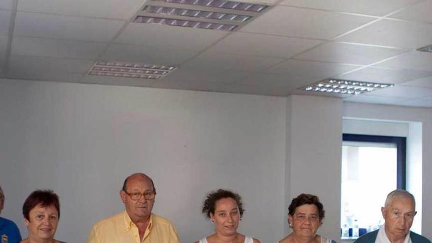 Miembros de la Asociación de Festejos de Lada, durante la presentación del programa de este año.