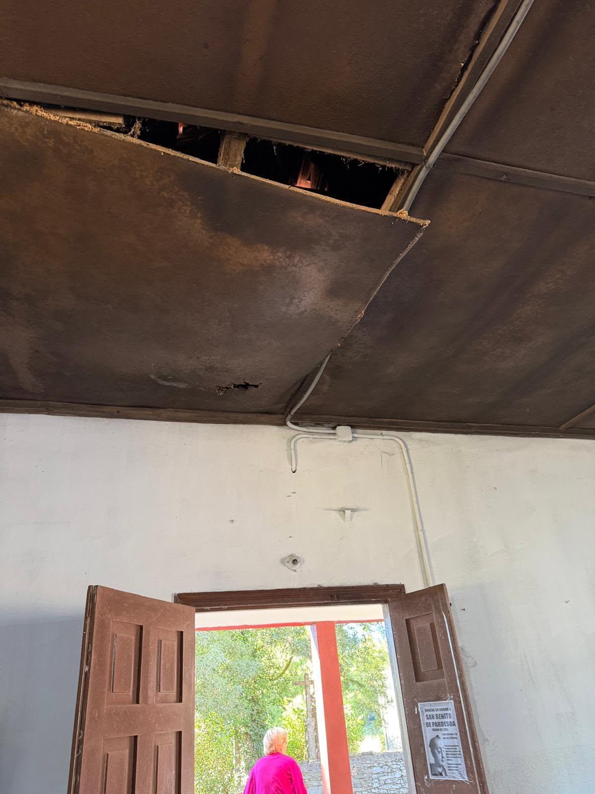 Estado del interior del teleclub de Pardesoa.