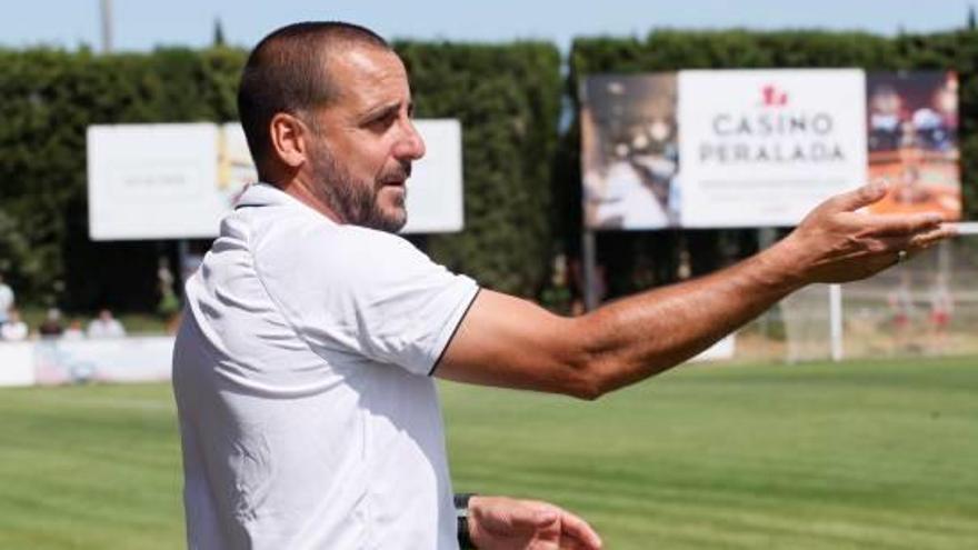 Arnau Sala dona indicacions durant un partit d&#039;aquesta temporada al Municipal.