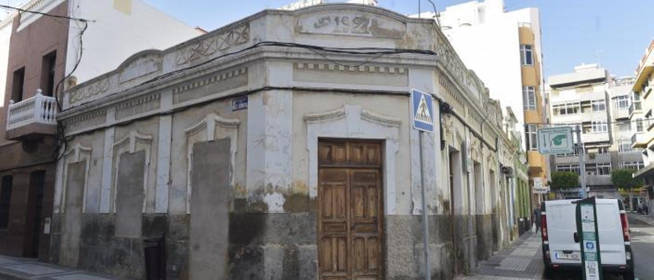 Casa de principios del siglo pasado abandonada y en mal estado en la esquina de Angel Guimerá con Pamochamoso, en el barrio de Arenales. | | ANDRÉS CRUZ