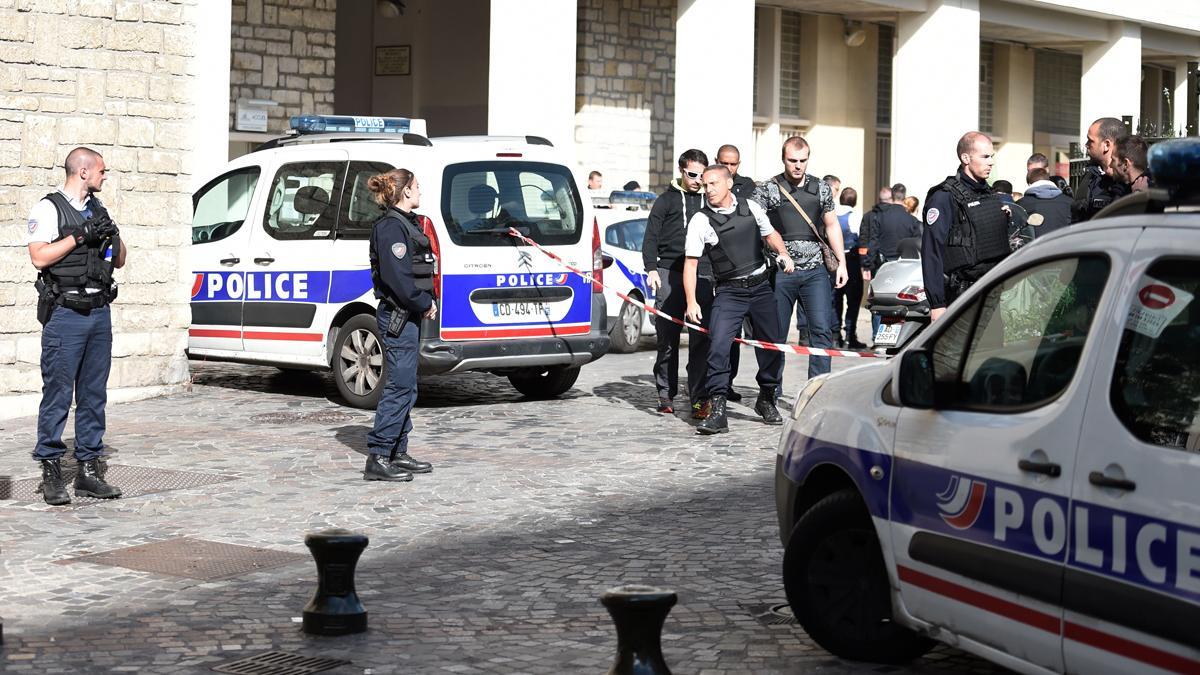 Seis militares heridos, dos de ellos graves, tras ser arrollados por un vehículo cerca de París