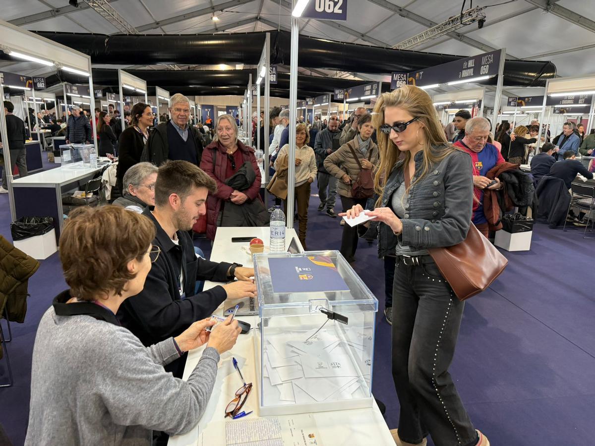 Nuestra redactora Maria Tikas, ejerciendo su derecho de voto