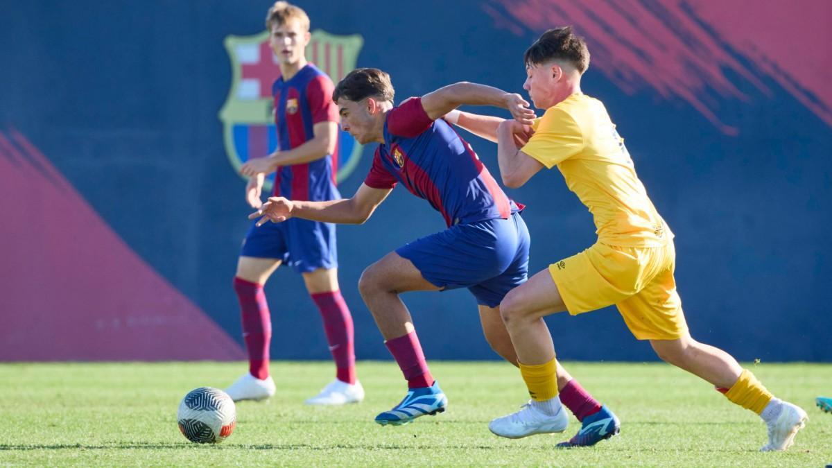 Guille Fernández se protege ante un rival en un partido del Juvenil B