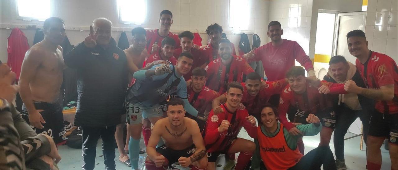 Los futbolistas del Salerm Puente Genil celebran el triunfo ante el Coria.