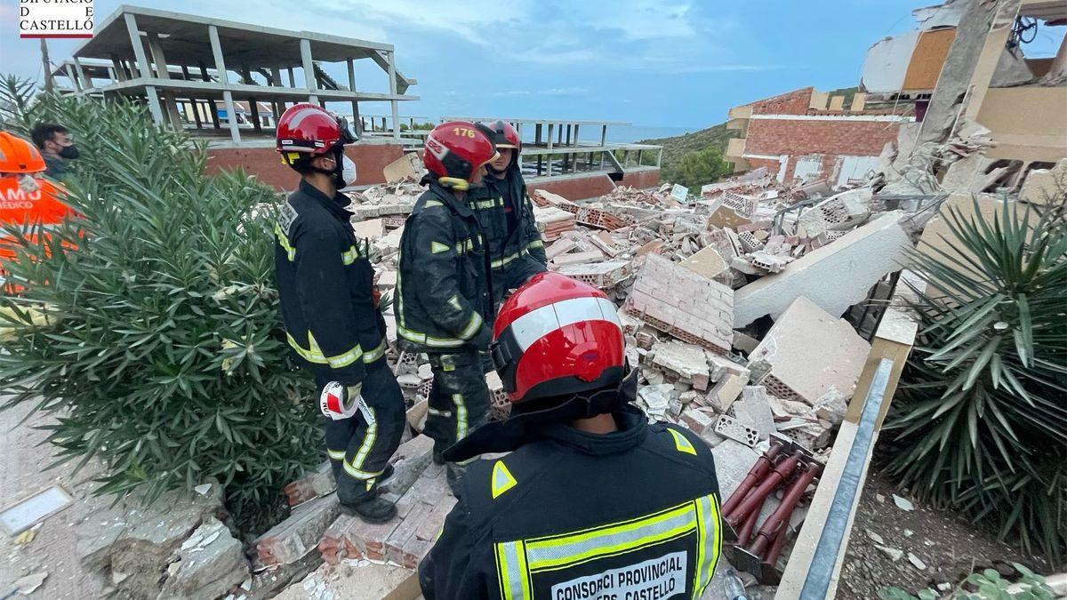 Bomberos trabajando en el derrumbe de un edificio de tres plantas en Peñíscola.