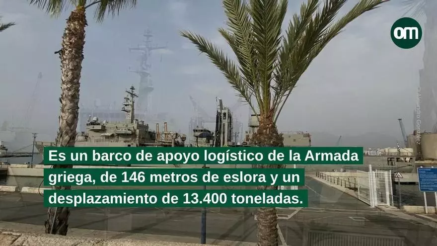 Un gigante de la Armada griega atraca en el Puerto de Málaga