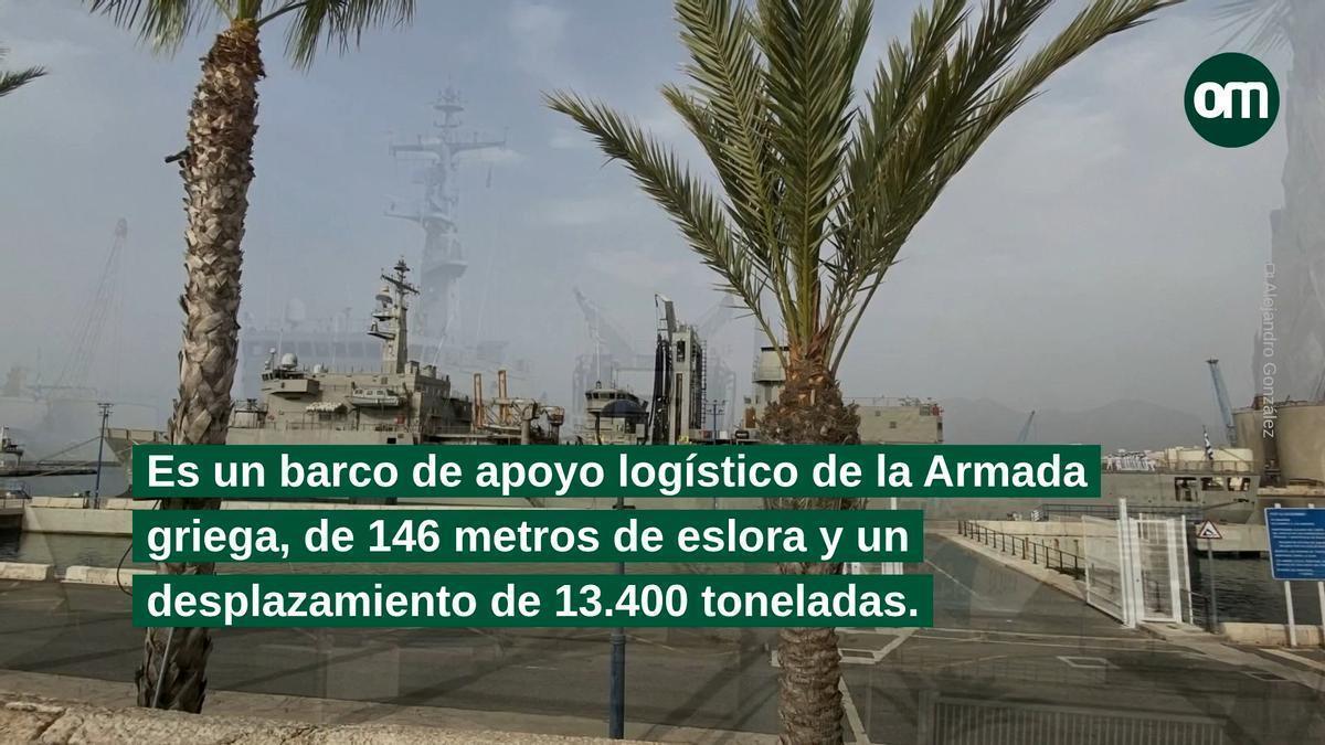 Un gigante de la Armada griega atraca en el Puerto de Málaga
