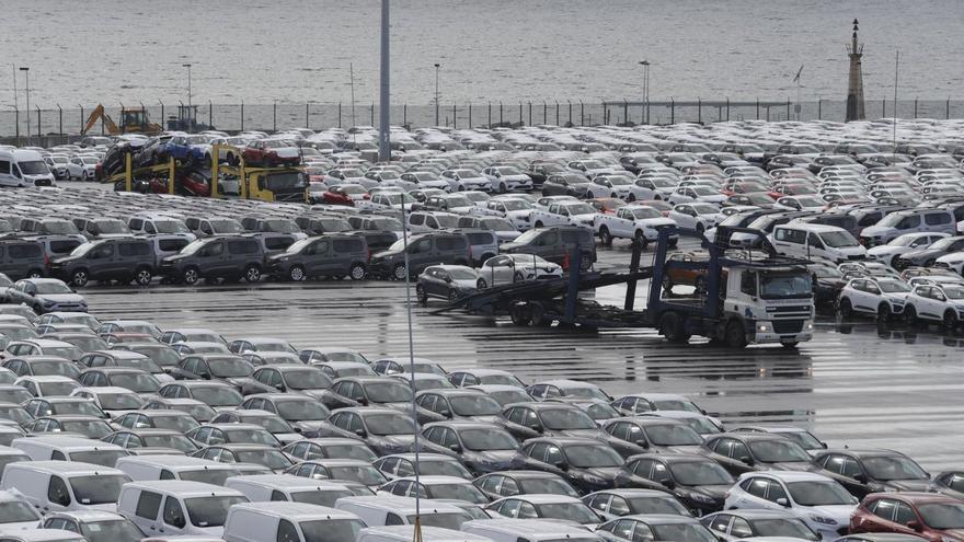Vehículos estacionados en la terminal del Puerto de Bouzas en 2022 esperando para ser exportados. |   // RICARDO GROBAS