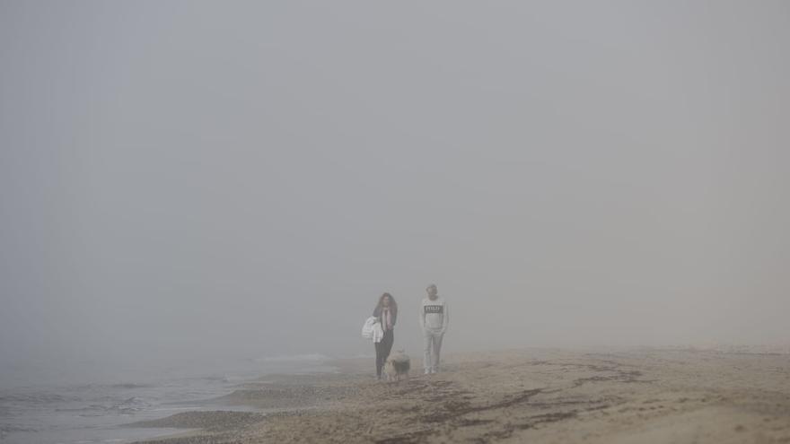 Mallorca amanece bajo un manto blanco de niebla