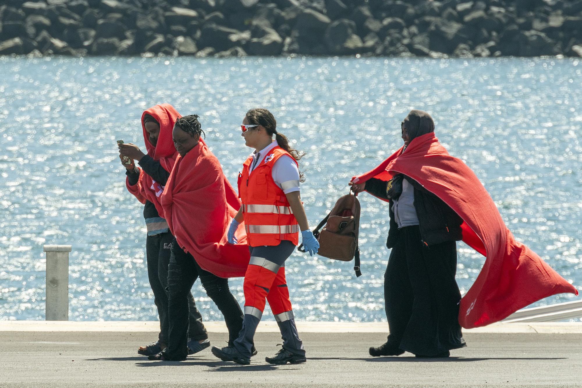 Trasladan a Lanzarote a 165 migrantes de tres pateras